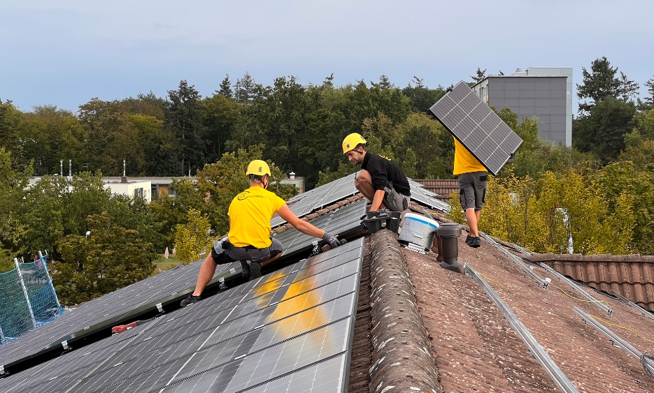 AT Solarprofi Mitarbeiter bei der Montage